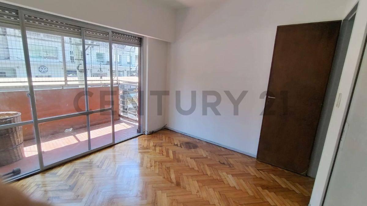 Foto de VENTA DEPARTAMENTO 4 AMBIENTE EN VILLA CRESPO CON BALCON Y PATIO, imagen 4
