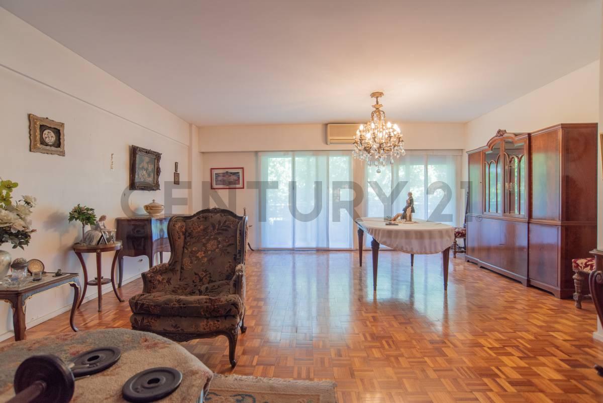Foto de Departamento en venta 4 amb, dependencia, cochera, imagen 1
