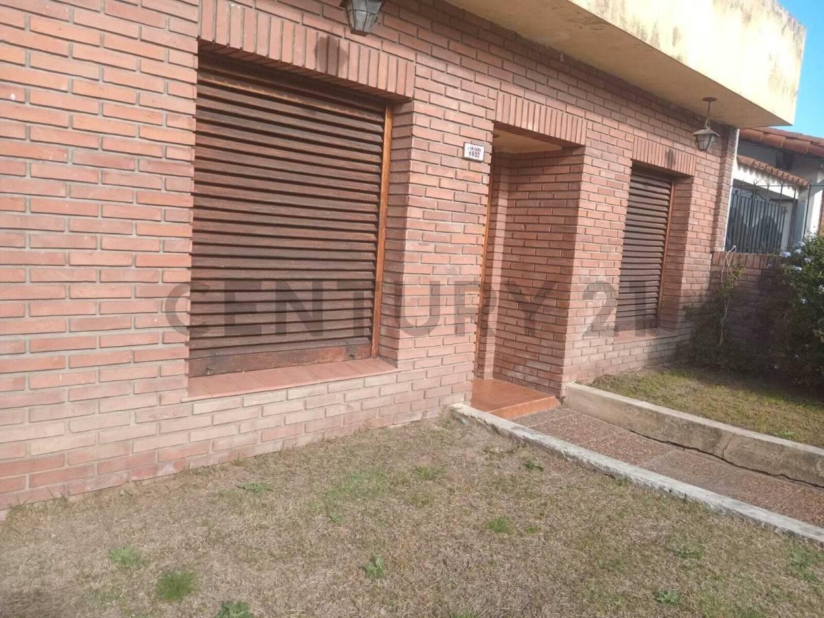 Foto de VENTA DE CASA 5 AMB.CON PARQUE,PISCINA, PARRILLA y GARAGE, imagen 3