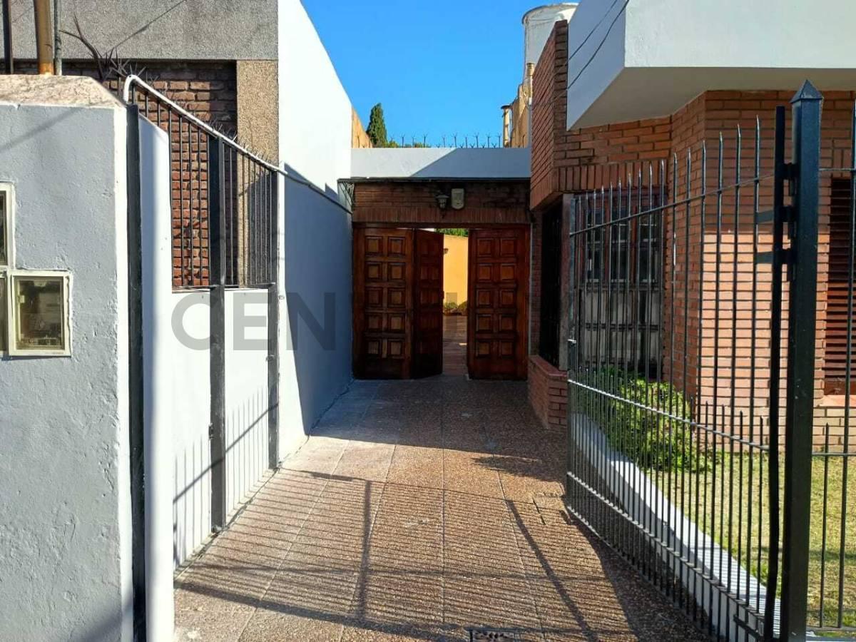 Foto de VENTA DE CASA 5 AMB.CON PARQUE,PISCINA, PARRILLA y GARAGE, imagen 4