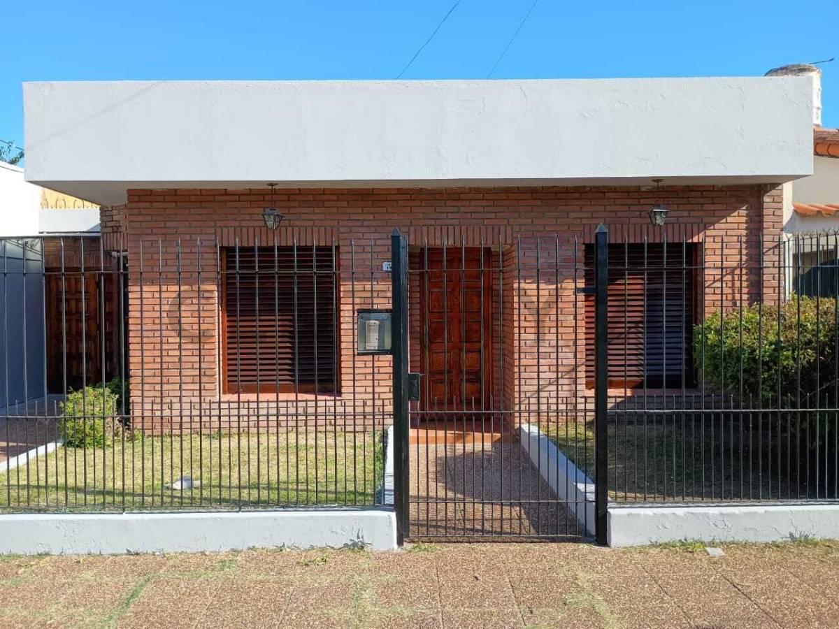 Foto de VENTA DE CASA 5 AMB.CON PARQUE,PISCINA, PARRILLA y GARAGE, imagen 1