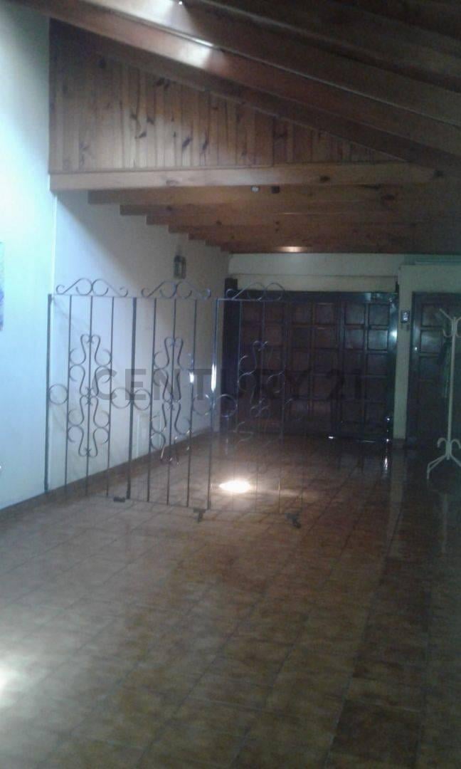 Foto de SE VENDE CASA 4 ambientes con Garage y Terraza en Pompeya, imagen 3
