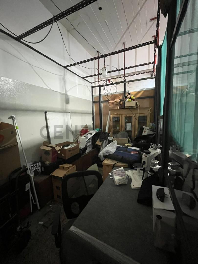 Foto de LOCAL COMERCIAL / DEPÓSITO EN VENTA – 852 m² CUBIERTOS SOBRE LOTE DE, imagen 2