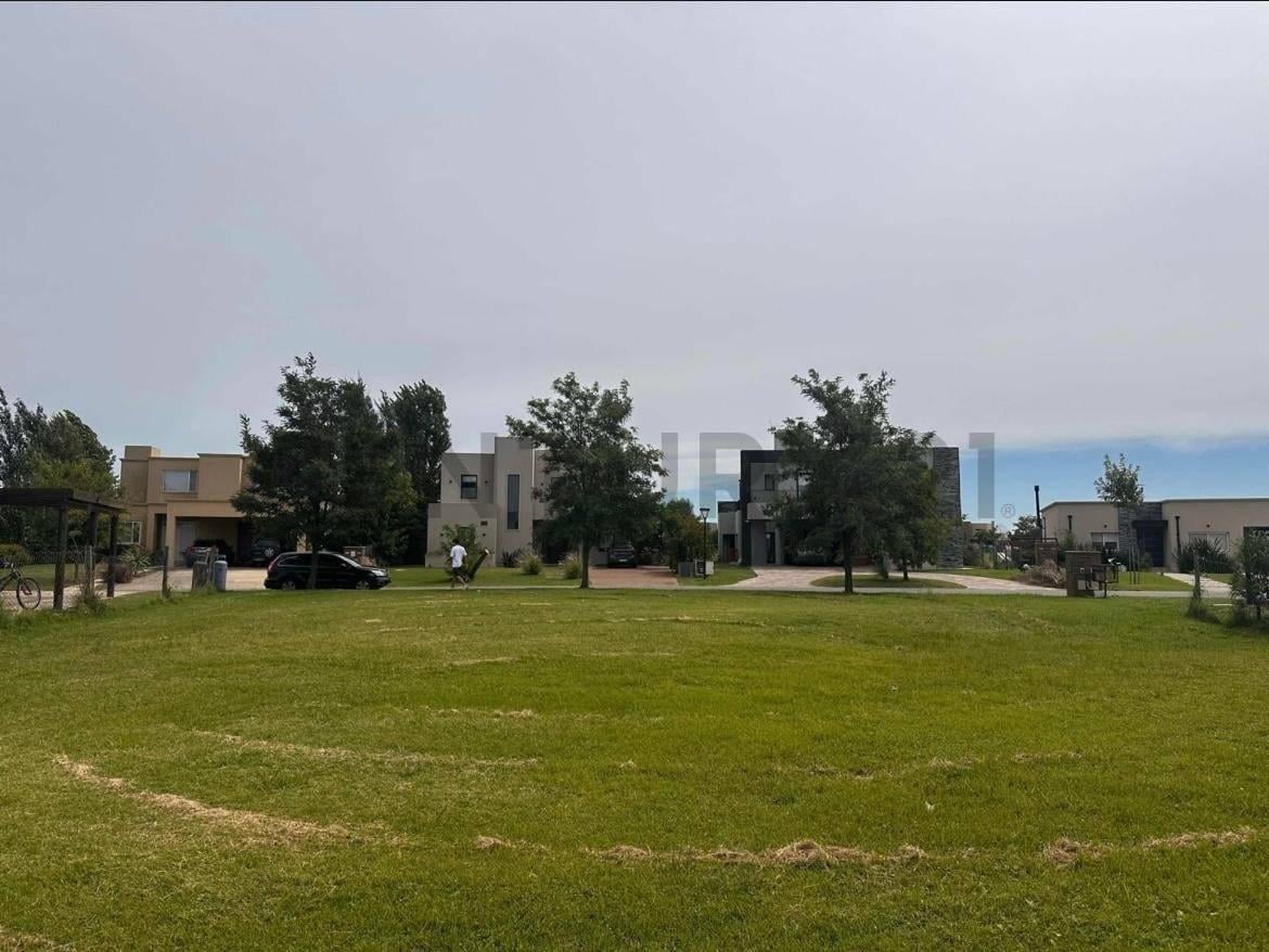 Foto de EXCELENTE LOTE EN VENTA EN BARRIO PRIVADO EL CANTON NORTE, imagen 2