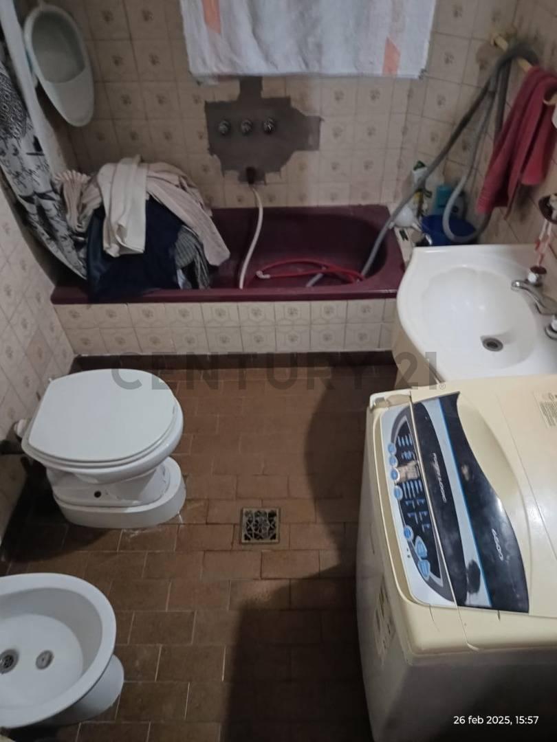 Foto de Venta de hermosa y amplia casa a refaccionar en Villa Luro ., imagen 3