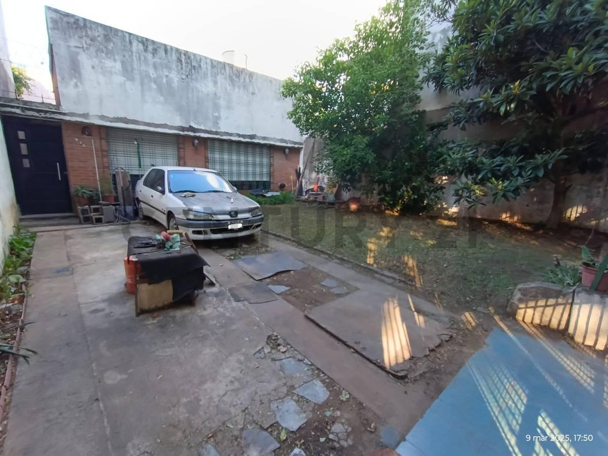 Foto de Venta de hermosa y amplia casa a refaccionar en Villa Luro ., imagen 2