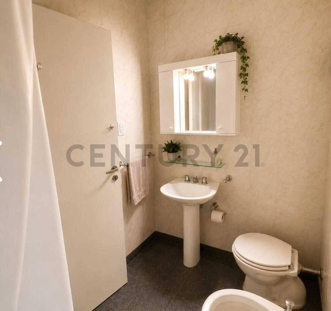 Foto de VENTA DEPARTAMENTO 2 AMBIENTES AL FRENTE EN BALVANERA, imagen 2