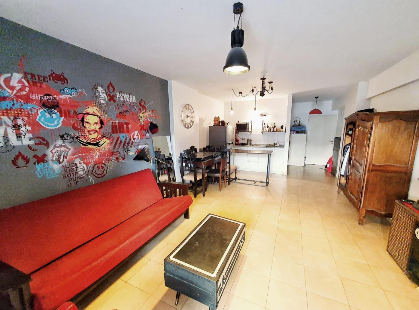 Departamento de 1 Ambiente al frente con Balcon y Cochera Fija