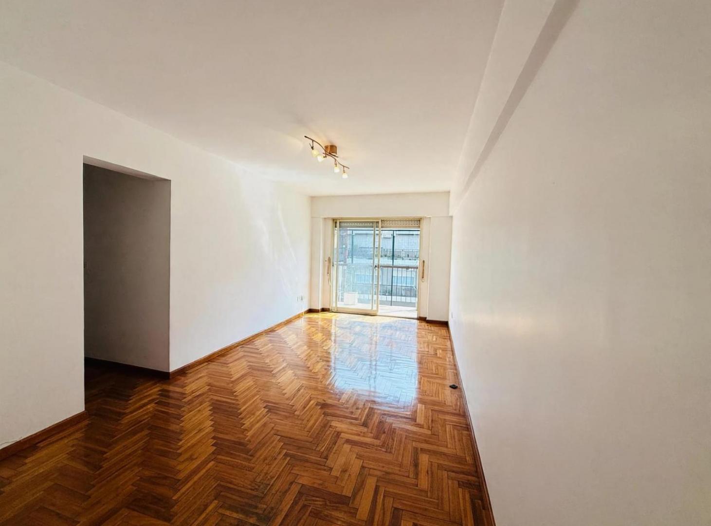 Foto de En Venta Departamento de 4 amb con/dep frente con Balcon Cochera Villa, imagen 4