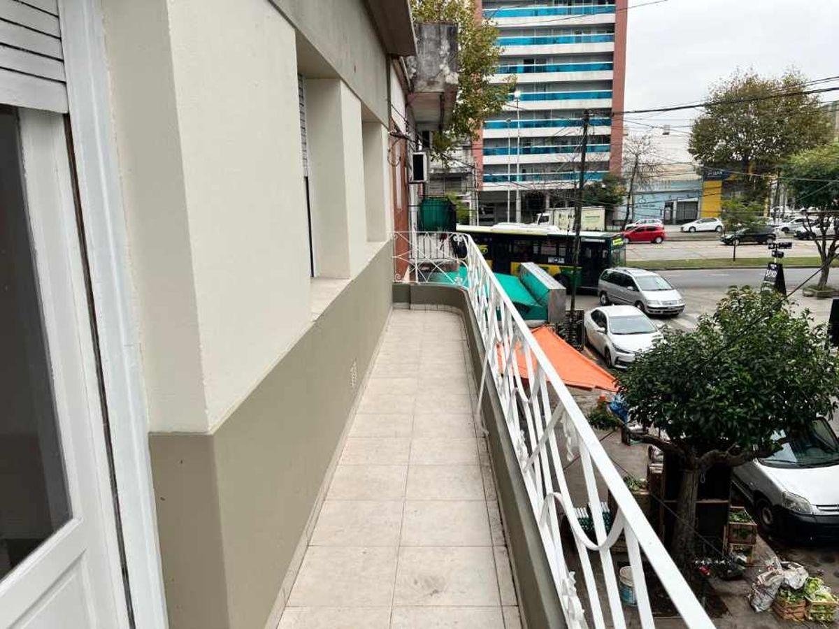 HERMOSO PH PRIMER PISO POR ESCALERA PARA VIVIENDA Ó APTO PROFESIONAL DE TRES AMBIENTES AMPLIOS
