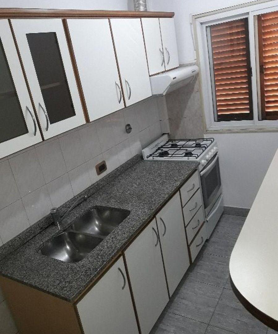 Foto de ALQUILER HERMOSO DTO DE 2 AMB AMPLIOS C BALCON AL FTE C/ COCHERA DESC, IMPECABLE PORTON AUTOMATIZADO, imagen 4