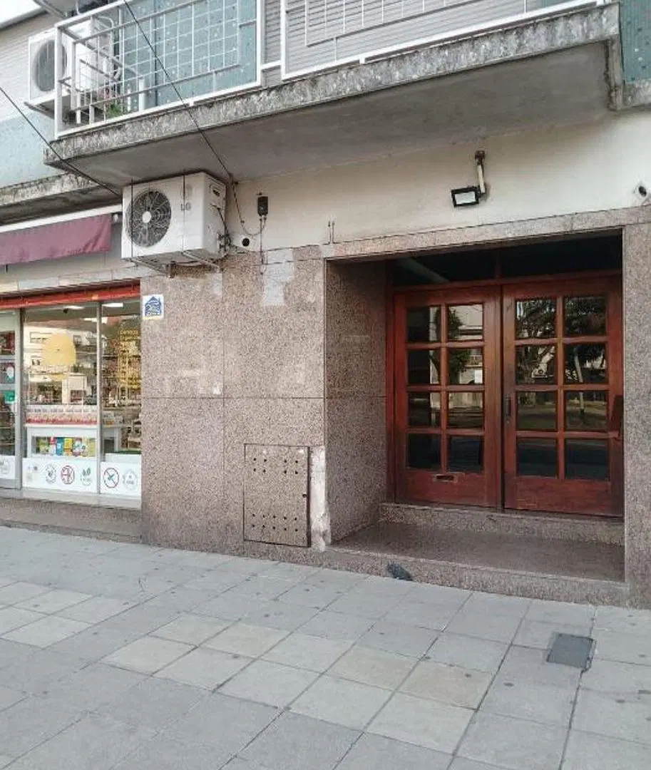 ALQUILER EXCELENTE UBICACIÓN AV. MITRE DEPTO DE 2 AMB AMPLIOS, LIVING , COCINA , 1 DORM Y BÑO. 4