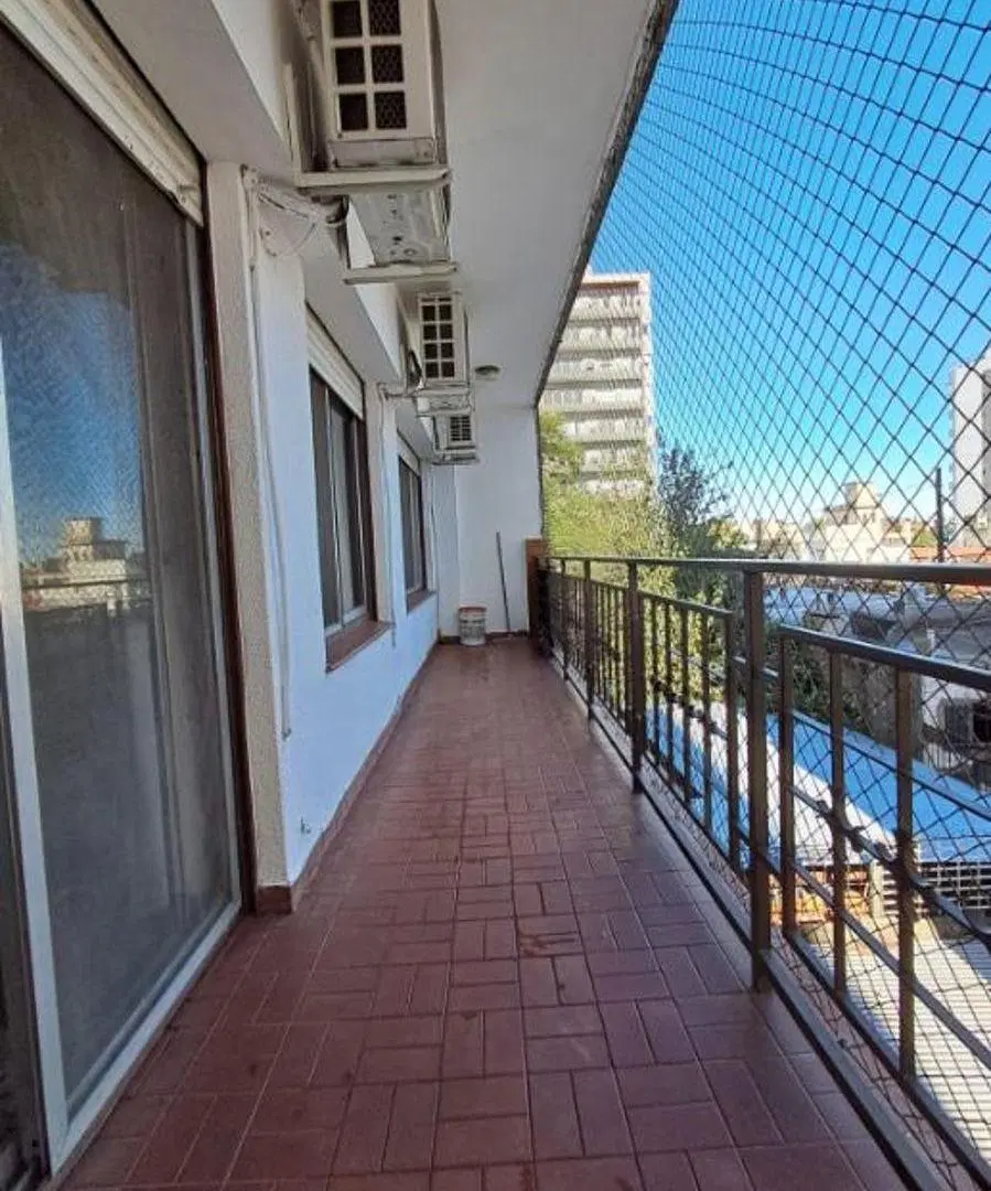OPORTUNIDAD VENTA DEPTO DE 3 AMBIENTES AMPLIOS CON BALCÓN AL FRENTE: LIVING , COCINA, 2 DORM Y BAÑO 4