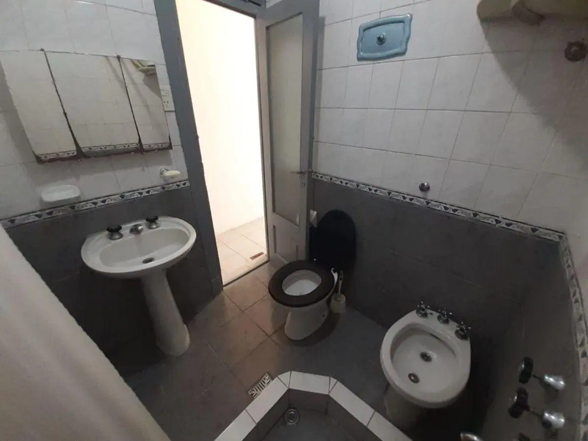 ALQUILER EXCELENTE PH 2 AMB. AMPLIOS CON PATIO , LIV.COM. COC.UN DORM.BAÑO.PATIO.QUINTA GALLI 2