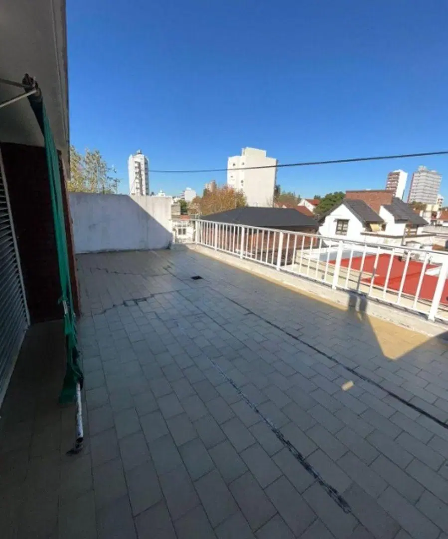 VENTA CASA DE 3 PTAS WILDE CENTRO PJE CALDERON EXCELENTE PROPIEDAD CALIDAD CONSTRUCCION A MTS FLORES 2
