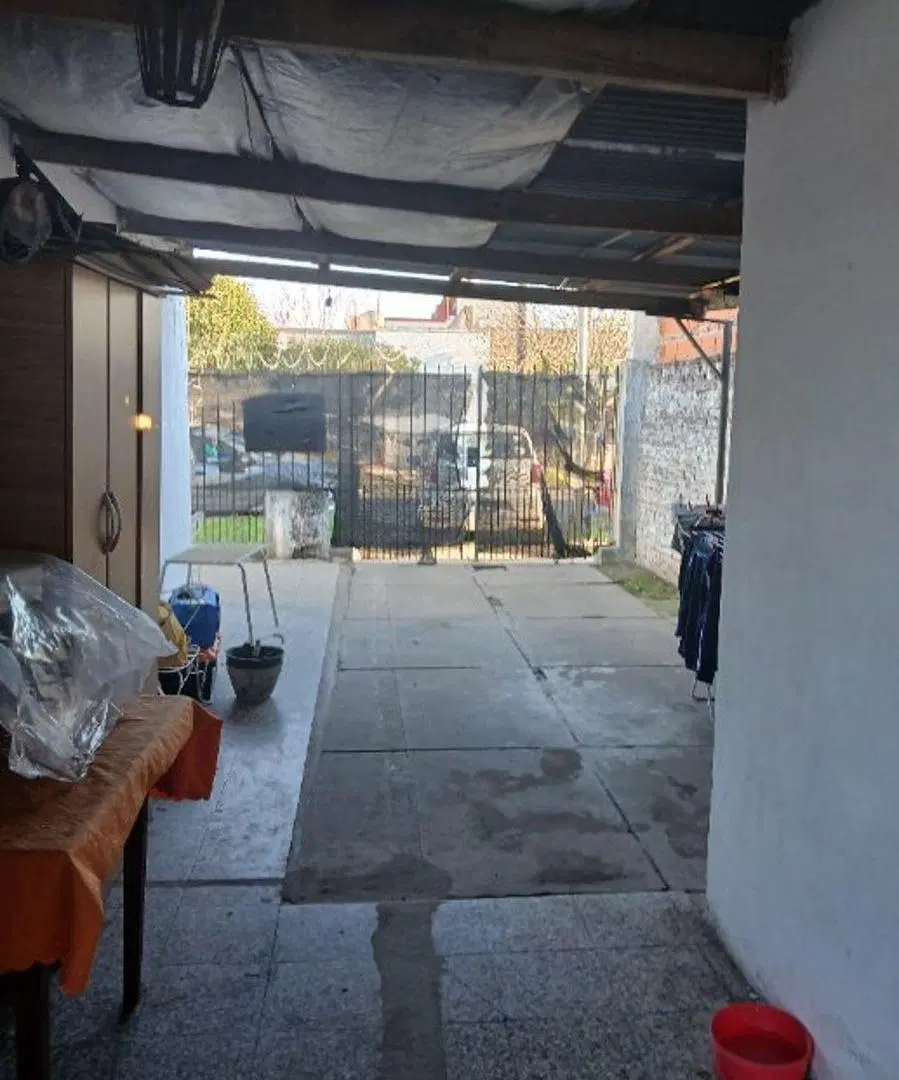 OPORTUNIDAD VENTA CASA !!!! C/ COCHERA DESCUBIERTA, TRES AMBIENTES : LIVING , COCINA, 2 DORMITORIOS 2