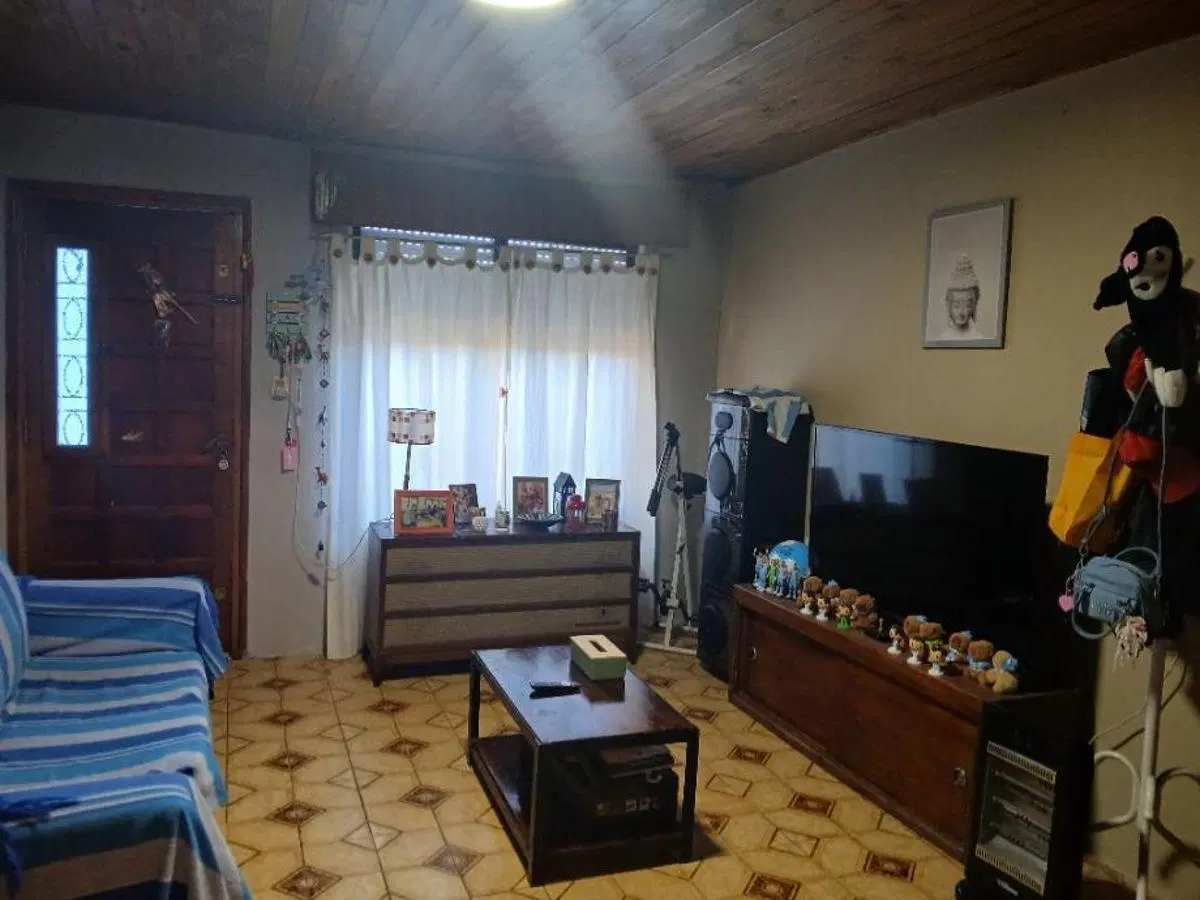 OPORTUNIDAD VENTA CASA !!!! C/ COCHERA DESCUBIERTA, TRES AMBIENTES : LIVING , COCINA, 2 DORMITORIOS 3