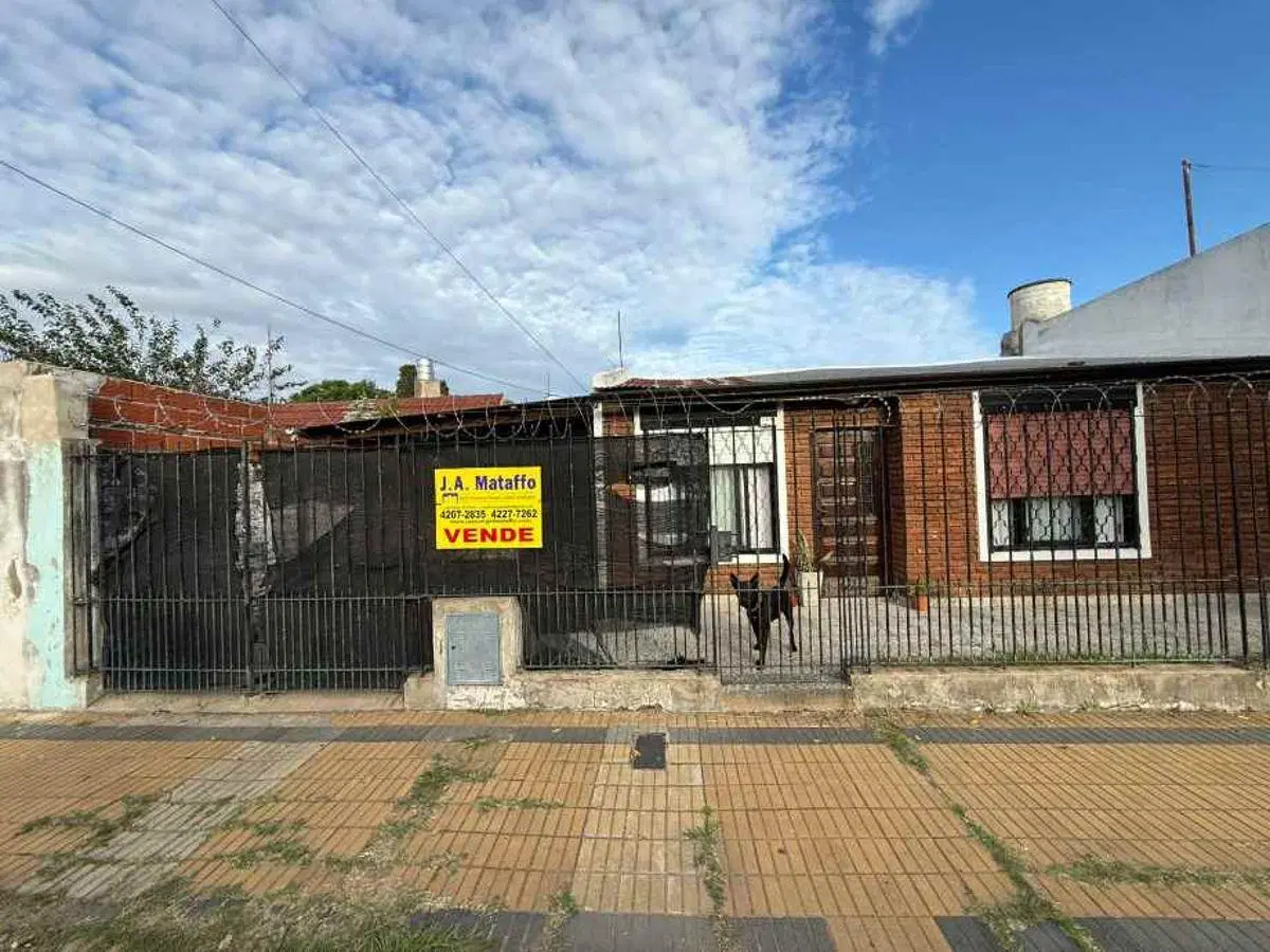 OPORTUNIDAD VENTA CASA !!!! C/ COCHERA DESCUBIERTA, TRES AMBIENTES : LIVING , COCINA, 2 DORMITORIOS 5