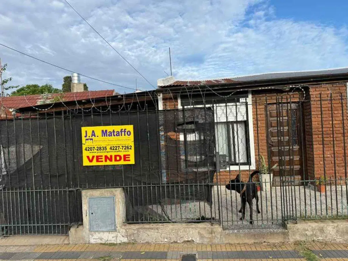 OPORTUNIDAD VENTA CASA !!!! C/ COCHERA DESCUBIERTA, TRES AMBIENTES : LIVING , COCINA, 2 DORMITORIOS 1