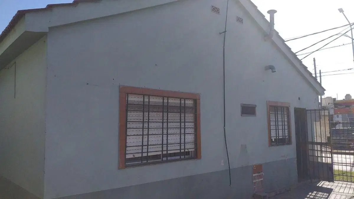 OPORTUNIDAD ALQUILER CASA : COCHERA DESCUBIERTA COCINA, LIVING COMEDOR , DOS DORMITORIOS, GALPÓN 8