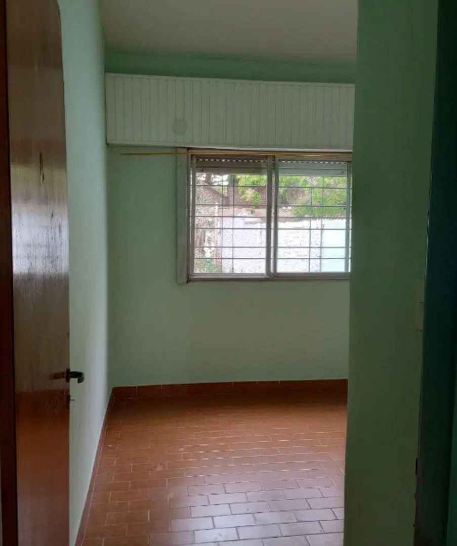 OPORTUNIDAD ALQUILER CASA : COCHERA DESCUBIERTA COCINA, LIVING COMEDOR , DOS DORMITORIOS, GALPÓN 4