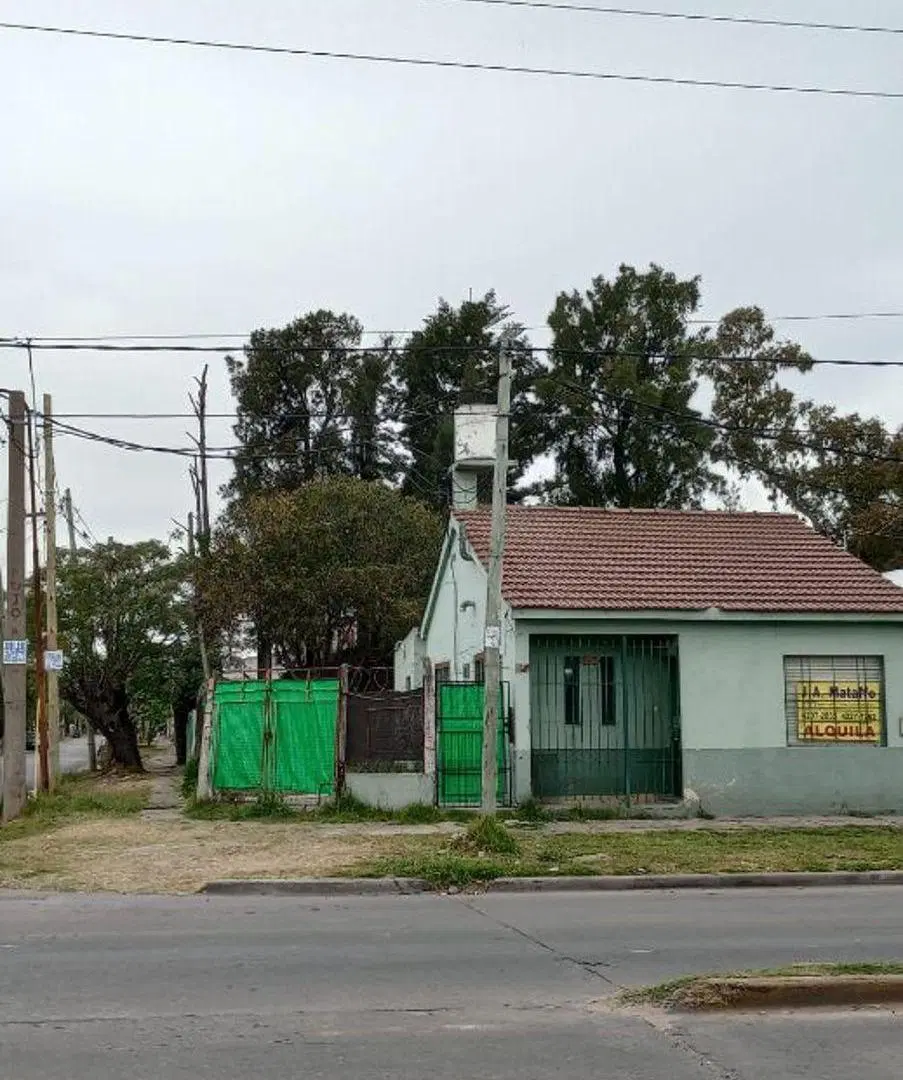 OPORTUNIDAD ALQUILER CASA : COCHERA DESCUBIERTA COCINA, LIVING COMEDOR , DOS DORMITORIOS, GALPÓN 3