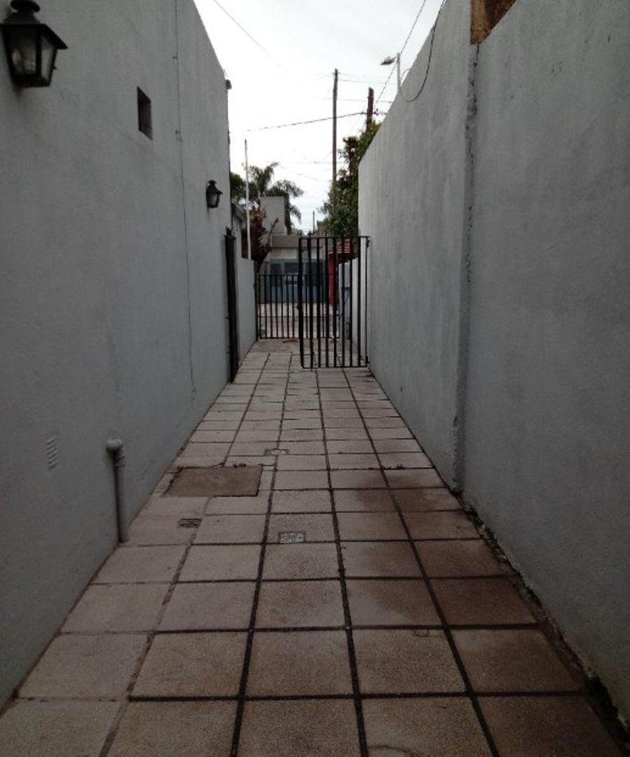 Foto de ALQUILER PH INTERNO DE 3 AMB C/ ENTRADA PARA AUTO CHICO, FONDO LIBRE C/, imagen 2