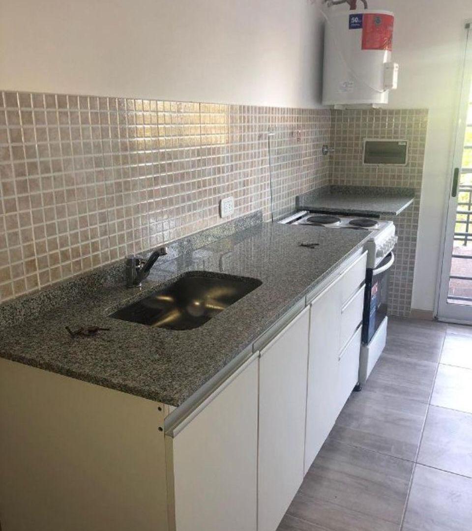 Foto de ALQUILER DTO DE 2 AMB C/ BALCON AL FTE 1 PISO Y COCHERA DESCUB PORTON, imagen 2
