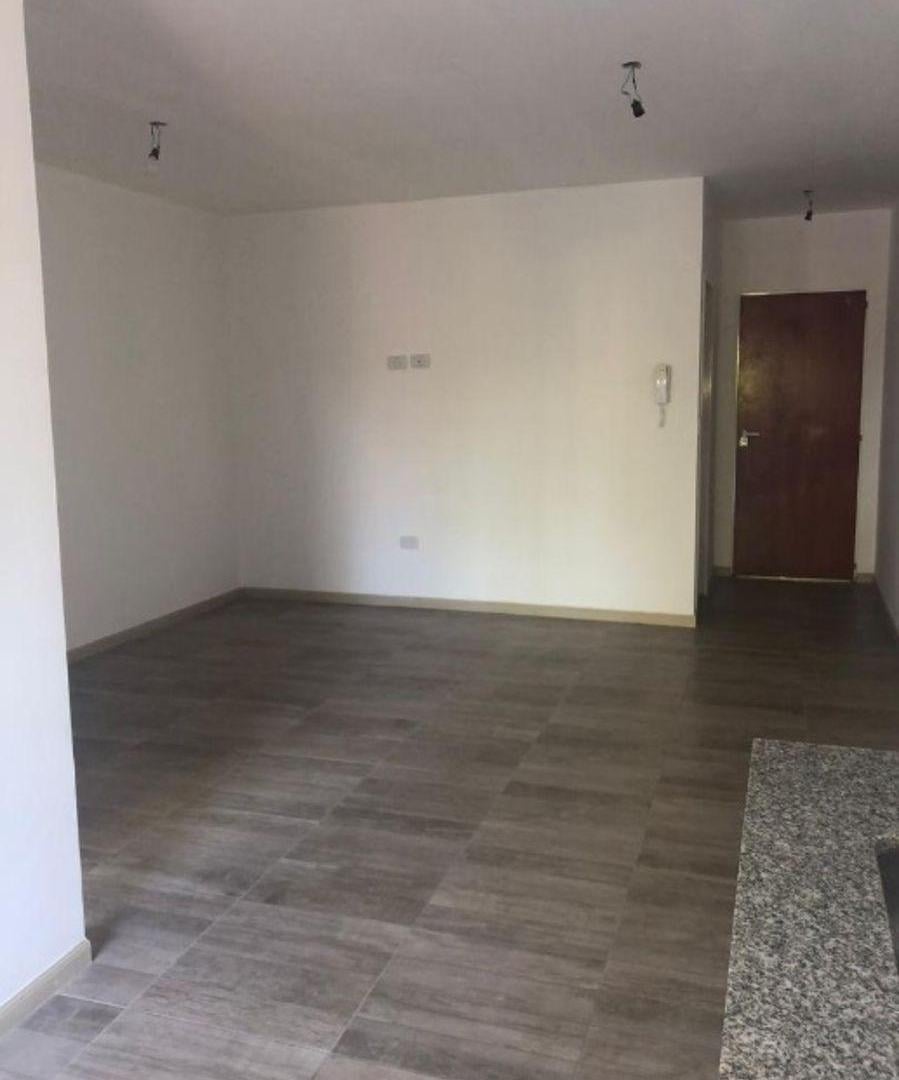 Foto de ALQUILER DTO DE 2 AMB C/ BALCON AL FTE 1 PISO Y COCHERA DESCUB PORTON, imagen 4