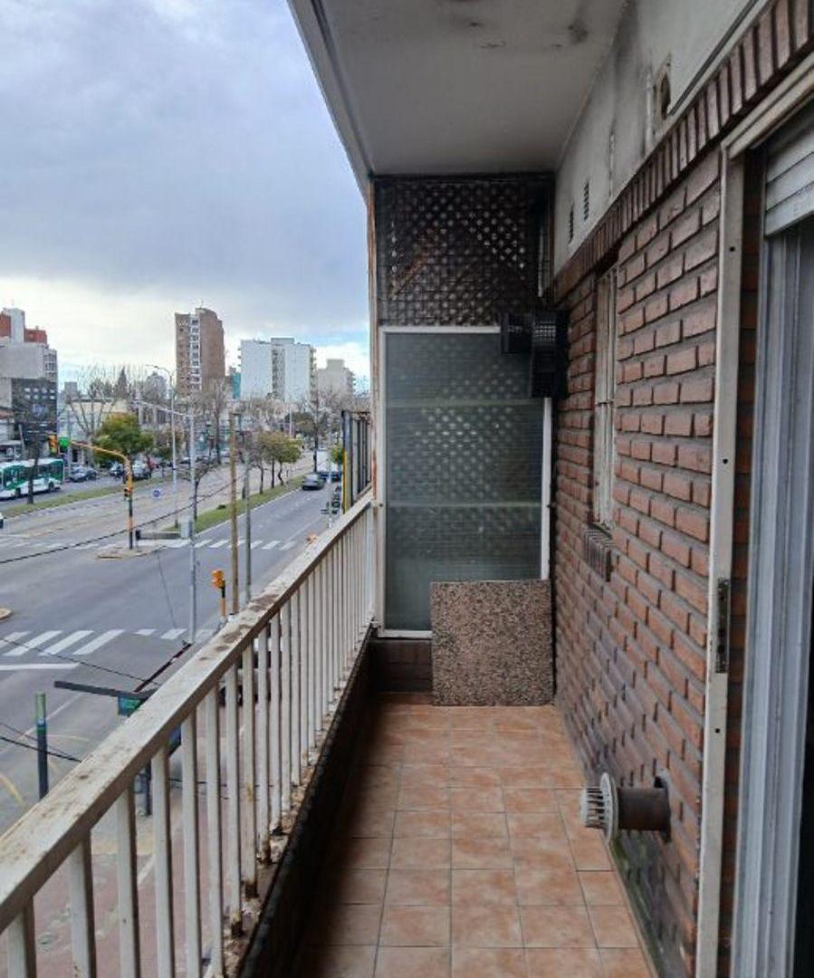 Foto de ALQUILER HERMOSO DEPTO AV. MITRE 6067 2 PISO 3 AMB CON BALCON Y COCHERA, imagen 1