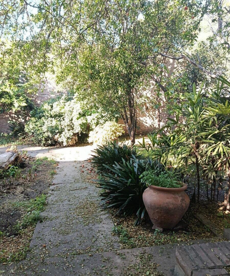 Excelente estado y hermoso jardín parquizado