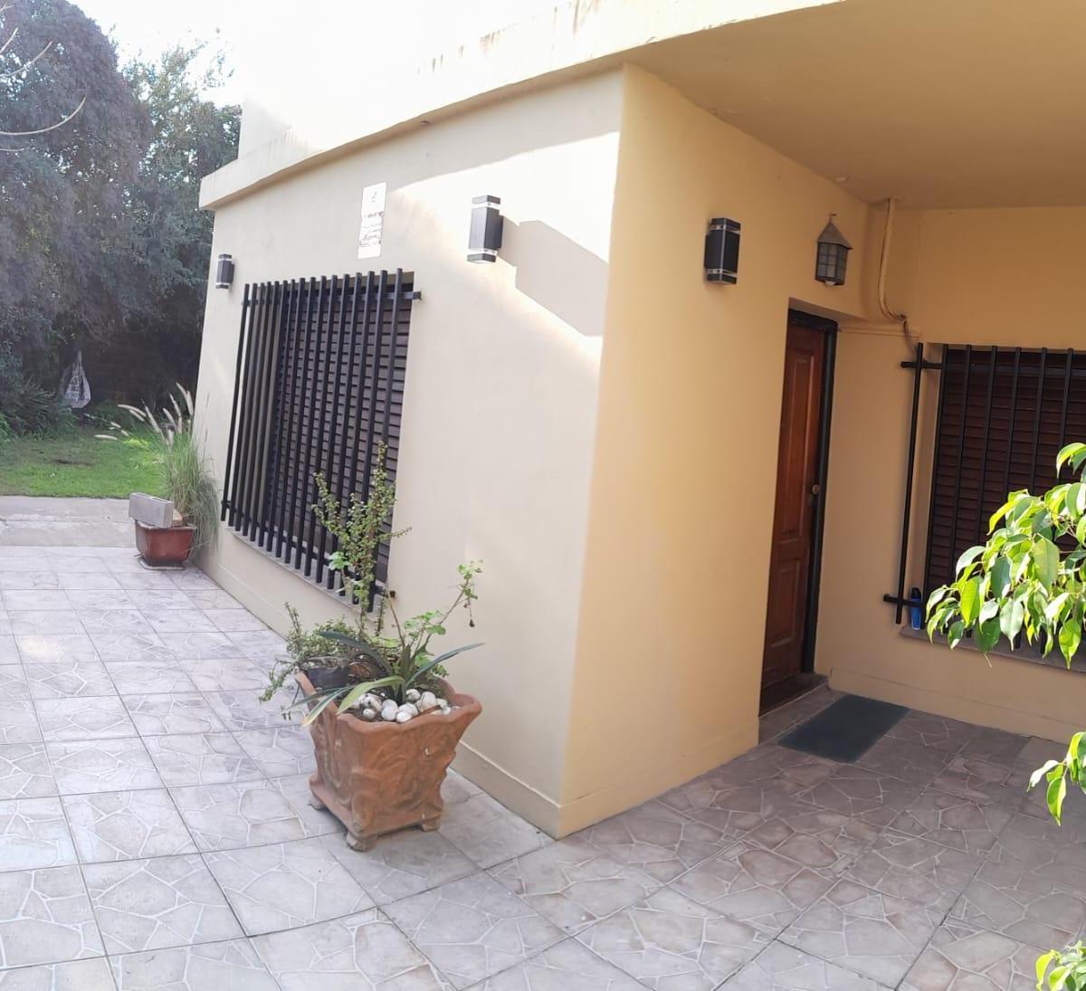 HERMOSA CASA A METROS DE LA COLORADA