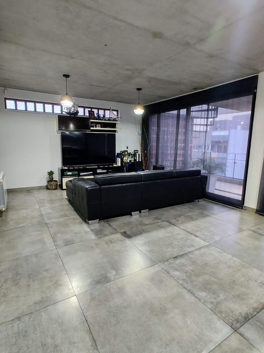 Gran semipiso con balcón terraza y amplia terraza propia.