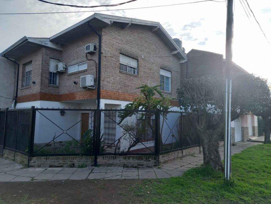 VENTA, CASA estilo americana, 2 plantas, Villa Vatteone, Florencio Varela.-