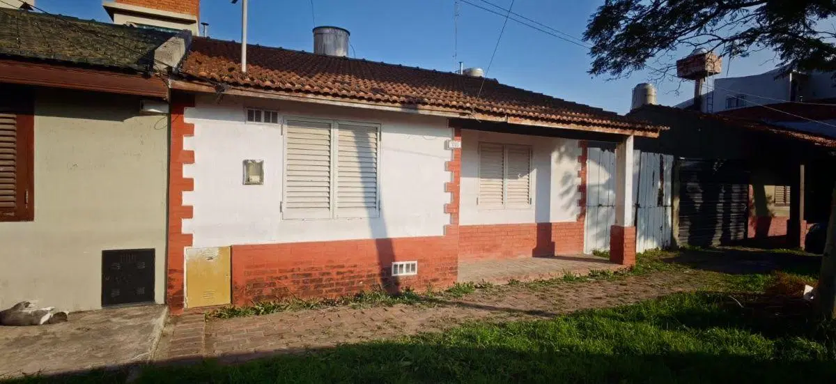 ALQUILER, Casa de 3 amibientes, a 100mts de diag. constituyentes, Florencio Varela, Bs.As.- 2