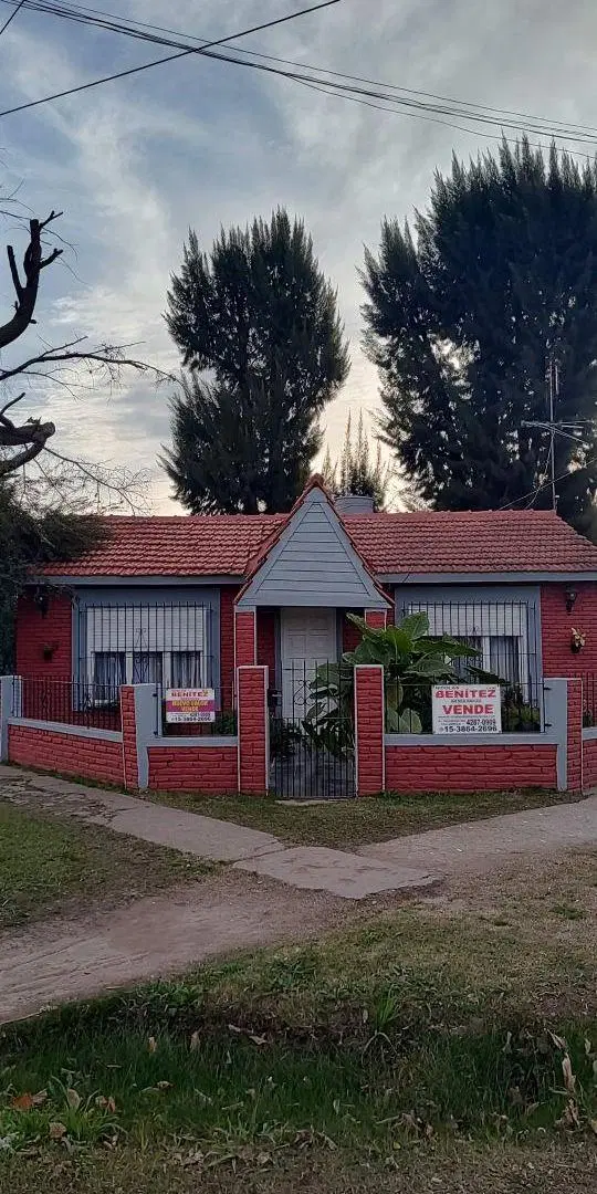 VENTA, casa tipo chalet de 4 ambientes, con parrilla y picsina, a 100mts de calle Estreban Pisani.- 5
