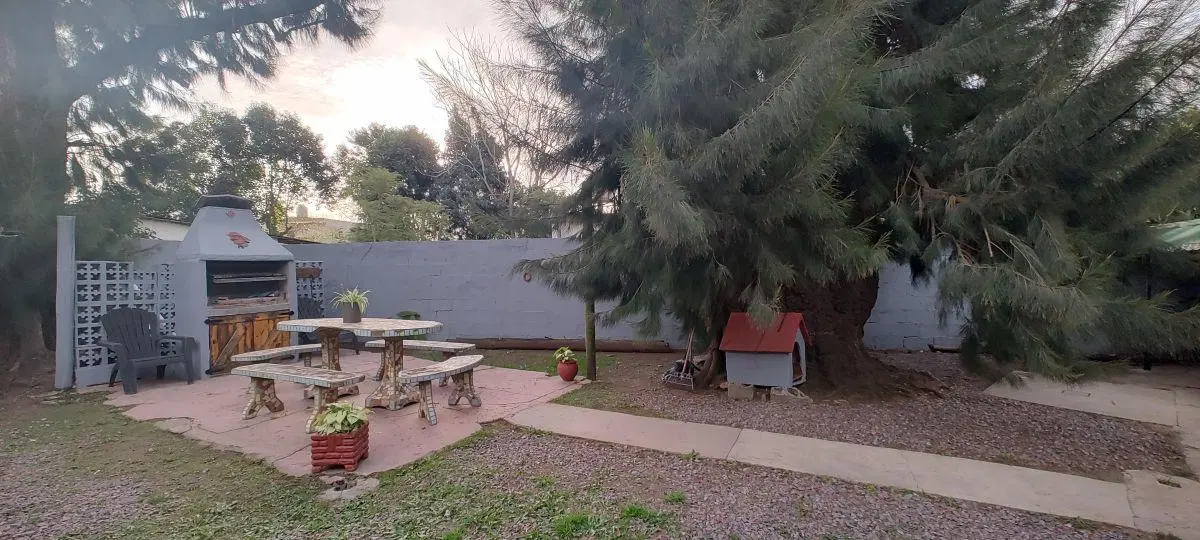 VENTA, casa tipo chalet de 4 ambientes, con parrilla y picsina, a 100mts de calle Estreban Pisani.- 5