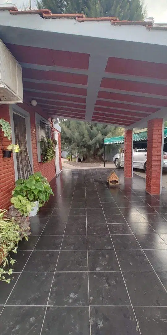 VENTA, casa tipo chalet de 4 ambientes, con parrilla y picsina, a 100mts de calle Estreban Pisani.- 1