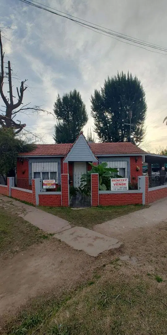 VENTA, casa tipo chalet de 4 ambientes, con parrilla y picsina, a 100mts de calle Estreban Pisani.- 4