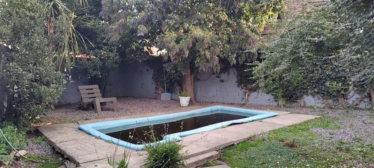 VENTA, casa tipo chalet de 4 ambientes, con parrilla y picsina, a 100mts de calle Estreban Pisani.- 2