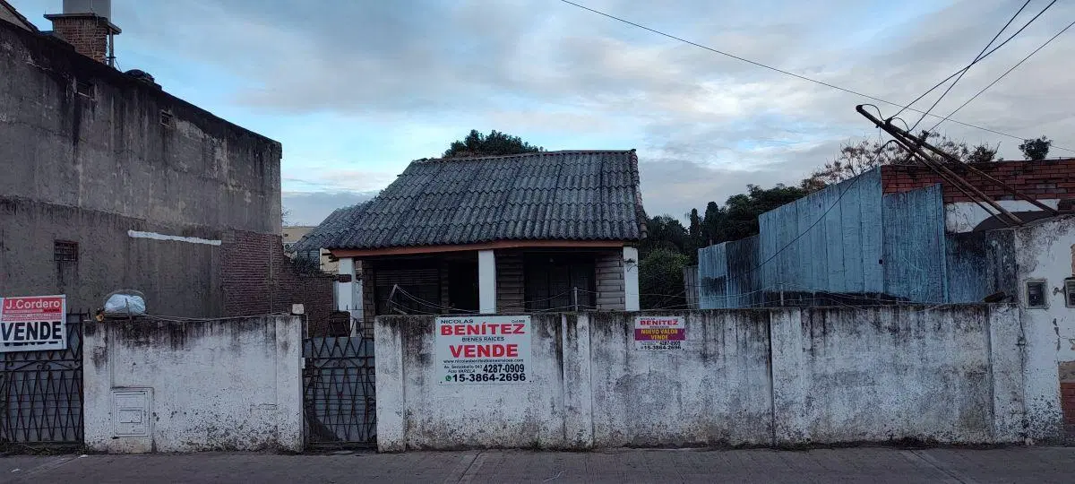 VENTA, un terreno de 15Mts x 45Mts,Casa tipo chalet, de 4 ambintes, Sobre Av Carriboni.- 2