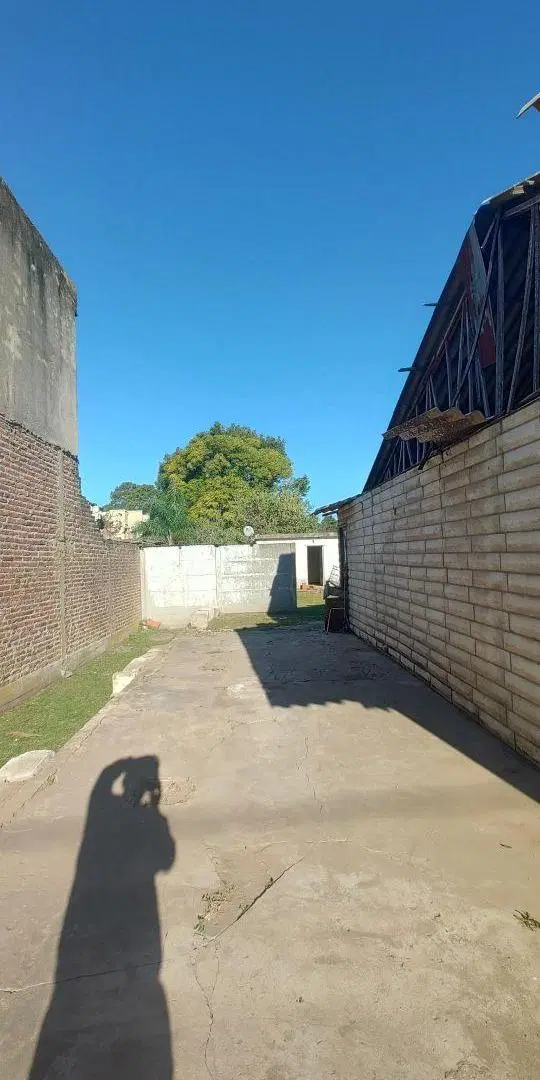 VENTA, un terreno de 15Mts x 45Mts,Casa tipo chalet, de 4 ambintes, Sobre Av Carriboni.- 5