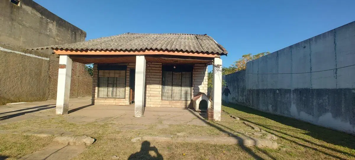 VENTA, un terreno de 15Mts x 45Mts,Casa tipo chalet, de 4 ambintes, Sobre Av Carriboni.- 1