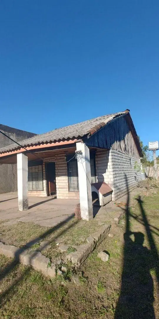 VENTA, un terreno de 15Mts x 45Mts,Casa tipo chalet, de 4 ambintes, Sobre Av Carriboni.- 4