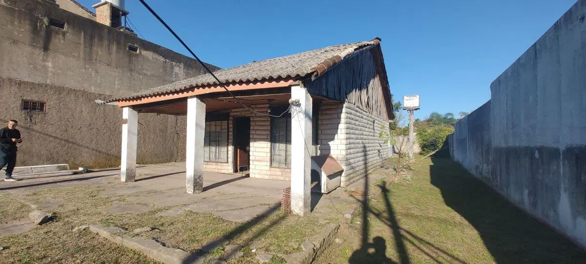 VENTA, un terreno de 15Mts x 45Mts,Casa tipo chalet, de 4 ambintes, Sobre Av Carriboni.- 8