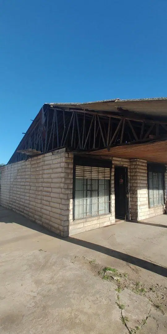 VENTA, un terreno de 15Mts x 45Mts,Casa tipo chalet, de 4 ambintes, Sobre Av Carriboni.- 3
