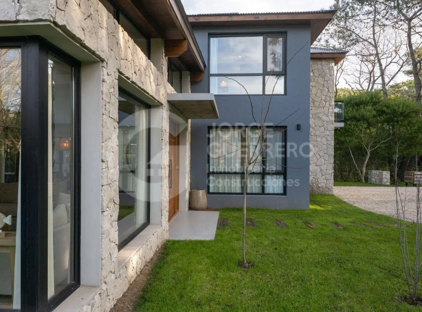 Imponente casa finalizada 2022 , de 5 habitaciones en suite, con pileta climatizada y jacuzzi. 3
