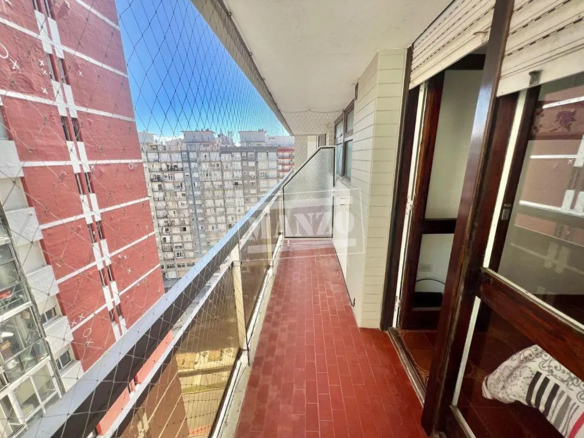 Ambiente al lateral con balcón en ALQUILER ESTUDIANTIL 4