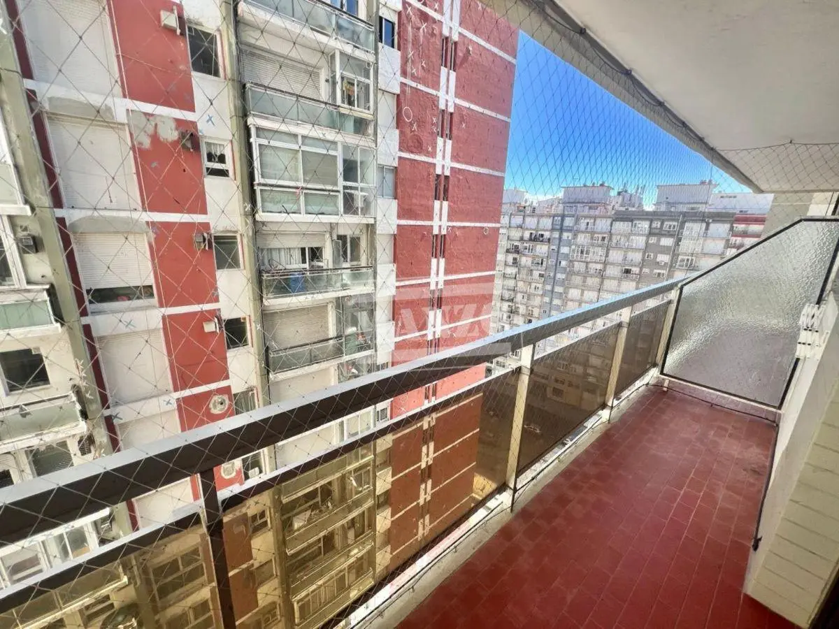 Ambiente al lateral con balcón en ALQUILER ESTUDIANTIL 3