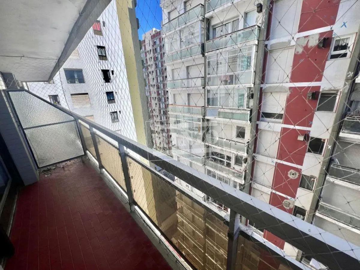 Ambiente al lateral con balcón en ALQUILER ESTUDIANTIL 5